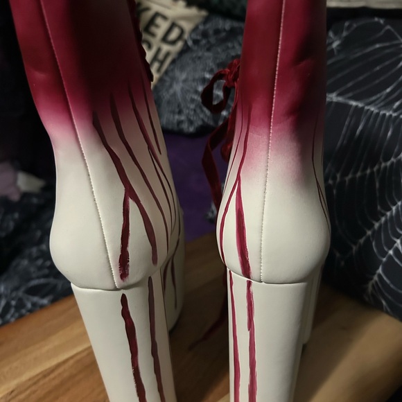 Tricks N’ Treatz scream queen bloody boots - Picture 5 of 6